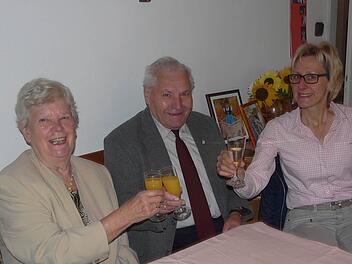 Josef und Hildegard Beck mit Bürgermeisterin Braun-Hofmann haben gut lachen. Foto: hl
