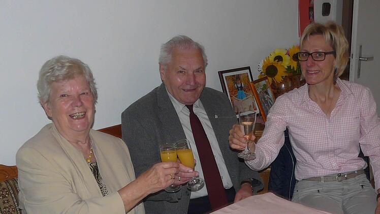 Josef und Hildegard Beck mit Bürgermeisterin Braun-Hofmann haben gut lachen. Foto: hl