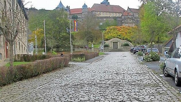 Die Kronacher Festungsstraße muss umfassend saniert werden. Würde die Straßenausbaubeitragssatzung die Straßenausbaubeitragssatzung angewendet, müssten vier private Hauseigentümer hohe Beiträge entrichten. Die Straße wird durchschnittlich täglich von 300 Fahrzeugen benutzt. Foto: Veronika Schadeck