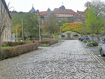 Die Kronacher Festungsstraße muss umfassend saniert werden. Würde die Straßenausbaubeitragssatzung die Straßenausbaubeitragssatzung angewendet, müssten vier private Hauseigentümer hohe Beiträge entrichten. Die Straße wird durchschnittlich täglich von 300 Fahrzeugen benutzt. Foto: Veronika Schadeck