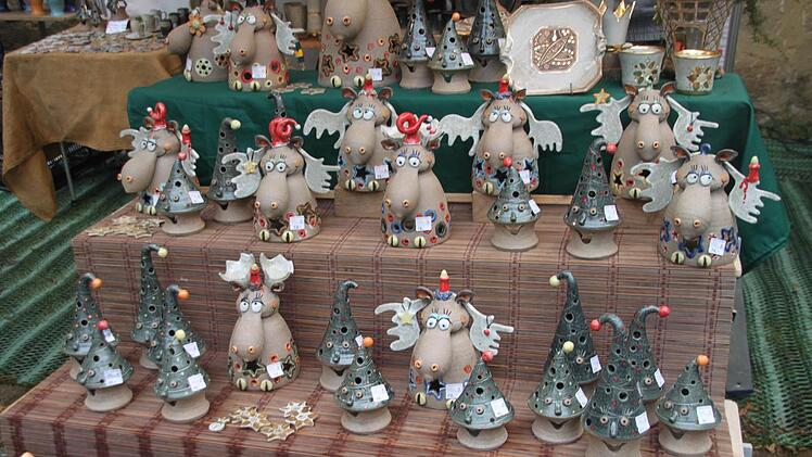 Lustige Figuren und Weihnachtsbäume