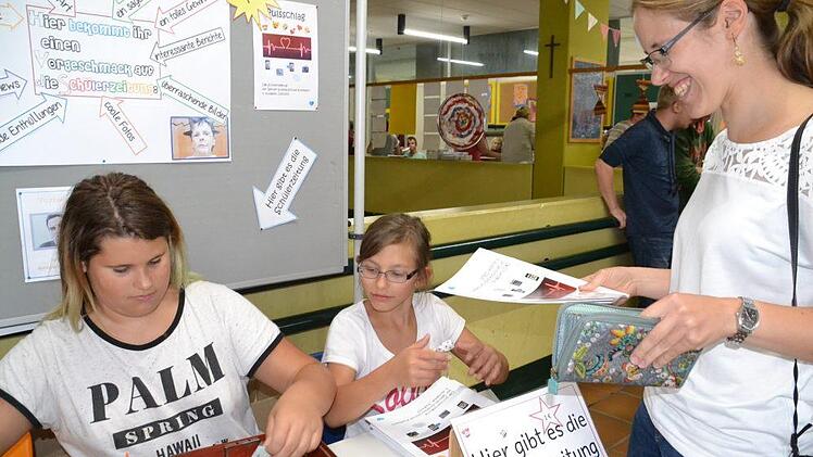 Frisch aus der Druckerei - Emily (li) und Jana verkaufen die Schülerzeitung. Foto: Uschi Prawitz