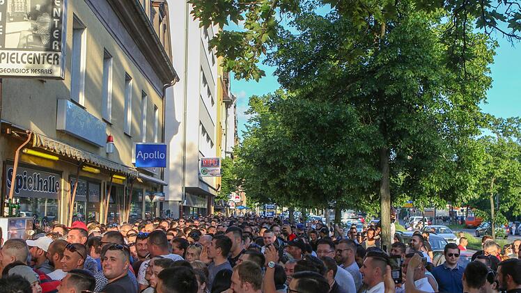 Tumulte wegen Wahl-Chaos in Offenbach: In Nürnberg drängten sich am Sonntagabend auch  hunderte Rumänen vor einem Wahllokal in der Fürther Straße. Hier blieb es aber laut Polizei friedlich. Foto: NEWS5/Friedrich