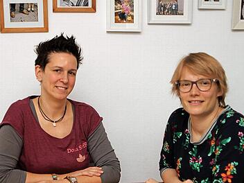 Die Doula Steffi Wohlleben (links) und die Hebamme Carolin von Andrian-Werburg, beide Haßfurt, gaben Einblicke in ihre Tätigkeit.  Foto: gg