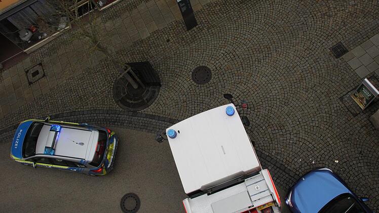 Wie eng Einsatzfahrzeug und parkendes Auto aneinander stehen, ist aus der Luft gut erkennbar. Foto: Ulrike Müller