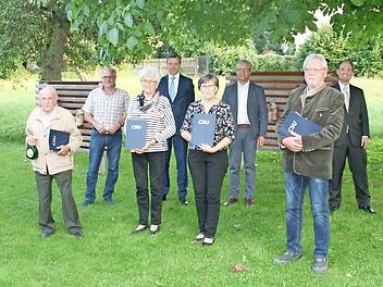 Bei der Ehrung: Kreisvorsitzender MdL Michael Hofmann (2. v. r.), Altbürgermeister Waldemar Hofmann (3. v. r.), Ortsvorsitzender Michael Knörlein (4. v. r.), MdB Thomas Silberhorn (6. v. r.), Konrad Pieger (2. v. l.) und stellvertretender Ortsvorsitzender Johannes Pieger (3. v. l.)