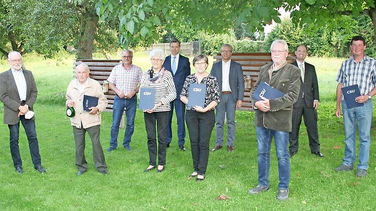 Bei der Ehrung: Kreisvorsitzender MdL Michael Hofmann (2. v. r.), Altbürgermeister Waldemar Hofmann (3. v. r.), Ortsvorsitzender Michael Knörlein (4. v. r.), MdB Thomas Silberhorn (6. v. r.), Konrad Pieger (2. v. l.) und stellvertretender Ortsvorsitzender Johannes Pieger (3. v. l.)