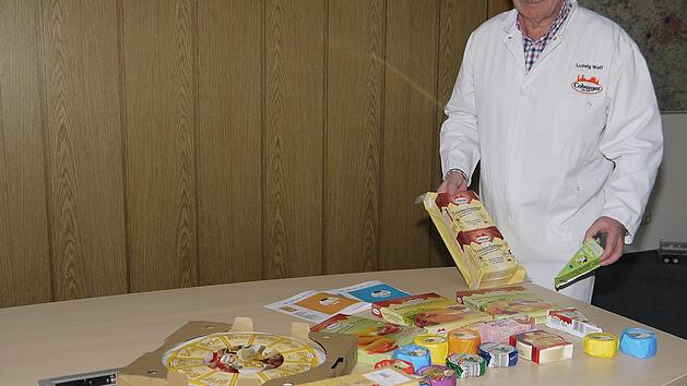 Geschäftsführer Ludwig Weiß mit der Produktpalette, die ausschließlich für die Ukraine produziert wird.