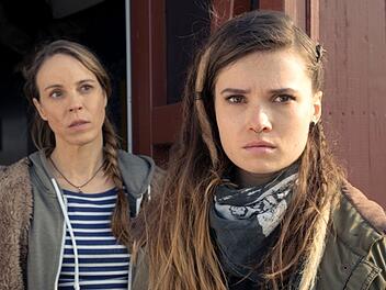 Der Spielfilm "Mutter, Kutter, Kind" erzählt die Geschichte von Heddi (Anneke Kim Sarnau, links) und ihrer Tochter Eva (Zoe Moore), die nach jahrelanger Funkstille aufeinandertreffen.