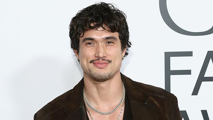 "Riverdale"-Star Charles Melton ist Vater geworden.