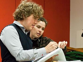 Dirigentin Anna-Sophie Brüning und Regisseur Alessandro Talevi besprechen die Strichfassung für den "Barbier von Bagdad". Am Montag haben die Proben zu dieser Oper begonnen. Foto: Jochen Berger