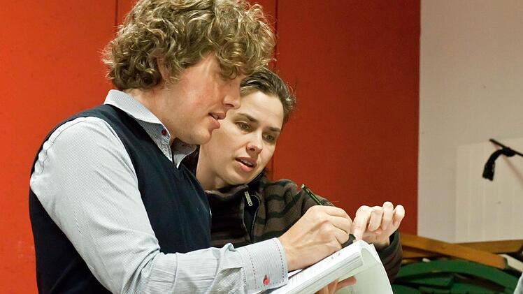 Dirigentin Anna-Sophie Brüning und Regisseur Alessandro Talevi besprechen die Strichfassung für den "Barbier von Bagdad". Am Montag haben die Proben zu dieser Oper begonnen. Foto: Jochen Berger