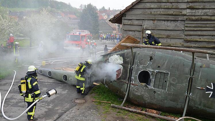 Der Absturz eines Helikopters zog bei einer Schauübung zum 140. Bestehen der Gauaschacher Wehr unzählige Schaulustige an. Die Erwartungen der Verantwortlichen wurde bei weitem übertroffen. Foto: Jana Keul (Archiv)