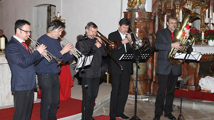 Erstmals bereicherte das Blechbläserensemble "Brass 16-60" das weihnachtliche Singen des Volkschores in der Klosterkirche.  Foto: Michael Wunder