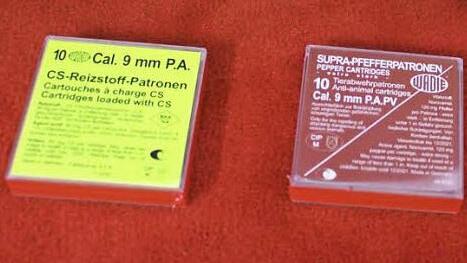 Neben Platzpatronen können Schreckschusswaffen auch mit CS- oder Pfefferpatronen geladen werden. Fotos: Lisa Kieslinger