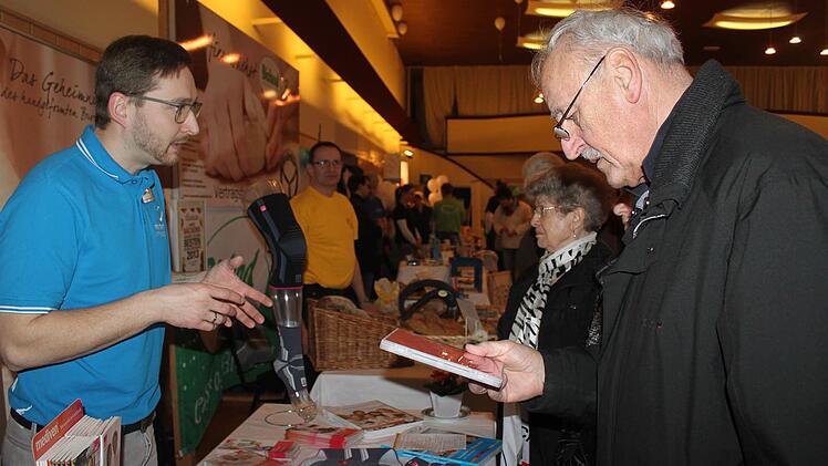 Edi Schirner (r.) informiert sich am Stand des Rehateams bei Matthias Vogel (l.). Foto: Veronika Schadeck