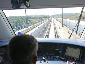 Auf nach Bayern: Zugführer Mike Dressel bei der ersten Fahrt auf der ICE-Neubaustrecke zwischen Bayern und Thüringen. Foto: Berthold Köhler