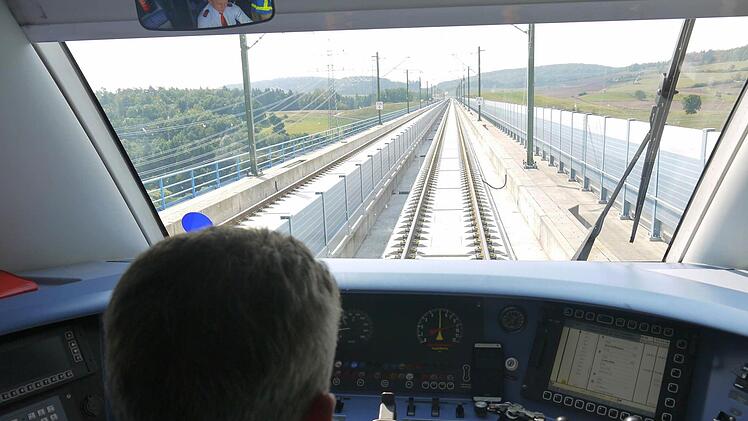 Auf nach Bayern: Zugführer Mike Dressel bei der ersten Fahrt auf der ICE-Neubaustrecke zwischen Bayern und Thüringen. Foto: Berthold Köhler