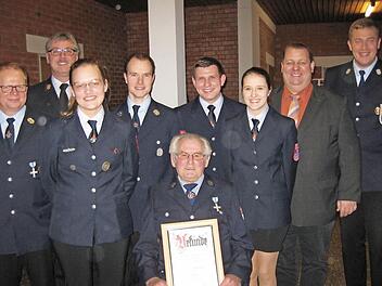 Am Ende eines ereignisreichen Jahres (von links): Vorsitzender Volker Wießner, KBI Marco Brust, Annica Schaab, Bastian Markert, Maximilian Muth, Franz Wagner (sitzend), Lisa Karges, Bürgermeister Bernold Martin und Kommandant Marco Knüttel. Foto: Beatrix Lieb