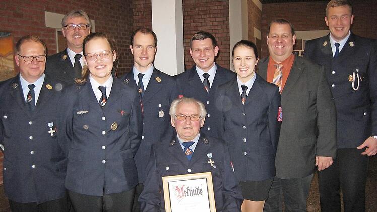 Am Ende eines ereignisreichen Jahres (von links): Vorsitzender Volker Wießner, KBI Marco Brust, Annica Schaab, Bastian Markert, Maximilian Muth, Franz Wagner (sitzend), Lisa Karges, Bürgermeister Bernold Martin und Kommandant Marco Knüttel. Foto: Beatrix Lieb