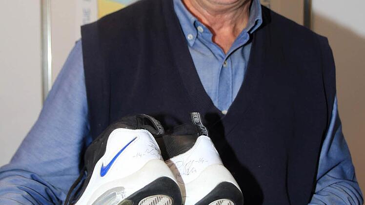 Robert Harth, der hier stolz Schuhe von Dirk Nowitzki zeigt, ist seit 60 Jahren mit dem Würzburger Basketball verbunden.  Foto: bwa