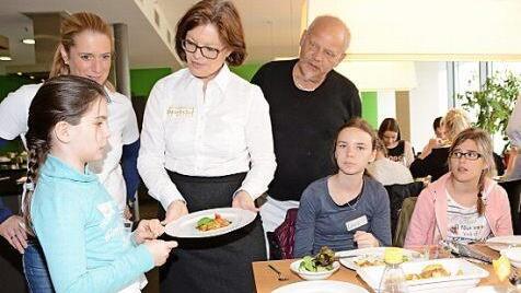 Anastasia Schieber aus Kulmbach präsentiert Mönchshof-Geschäftsführerin Helga Metzel das Menü. Koch Robert Müller ist begeistert vom Talent seines Nachwuchs-Teams, zu dem auch Emily Bisson und Lena Pittermann gehören.. Foto: Dagmar Besand