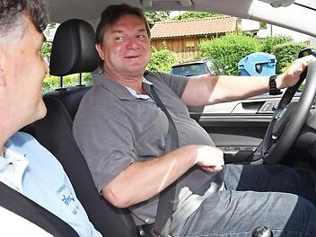 Vorstart-Situation: Ein Späßchen soll die Aufregung überspielen: Prüfling Ralf Kestel am Steuer neben dem Prüfer und Fahrtlehrer Harald Pascher.
