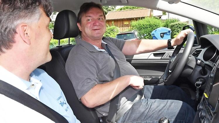 Vorstart-Situation: Ein Späßchen soll die Aufregung überspielen: Prüfling Ralf Kestel am Steuer neben dem Prüfer und Fahrtlehrer Harald Pascher.