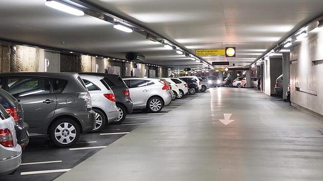 Nach dem Passieren der Schranke eines Parkhauses in Kulmbach kam es zu einer folgenschweren Verwechslung des Brems- und Gaspedals einer Autofahrerin. Symbolfoto: pixabay.com/Hans