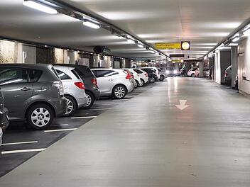 Nach dem Passieren der Schranke eines Parkhauses in Kulmbach kam es zu einer folgenschweren Verwechslung des Brems- und Gaspedals einer Autofahrerin. Symbolfoto: pixabay.com/Hans