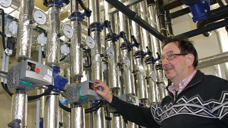 Franz Erb von der Firma "Haustechnik Koch" installiert aktuell die Technik im Erweiterungsbau des Landratsamtes. Foto: Ralf Ruppert