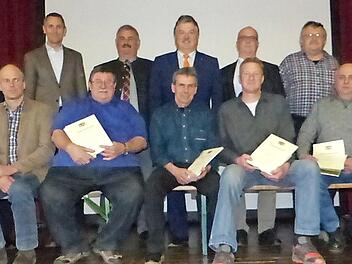 Treue Feldgeschwore wurden in Ludwigschorgast ausgezeichnet. Unser Bild zeigt (sitzend, von links) Vorsitzenden Heinz Mösch, Harald Unger, Günther Schmidt, Ulrich Schmidt, Markus Münch, Roland Gräf und Alfred Hohlweg sowie (stehend, von links) Vermessungsdirektor Detlef Arnold, Bürgermeister Martin Bernreuther (Thurnau), Zweiten Bürgermeister Karl-Heinz Opel (Wirsberg), Landrat Klaus Peter Söllner, Bürgermeister Stephan Heckel-Michel (Ködnitz), Hermann Hohlweg und Michael Grampp.  Foto: Klau...