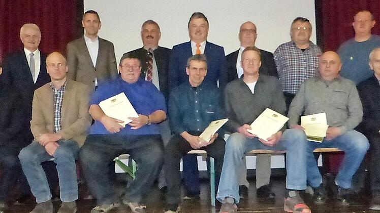 Treue Feldgeschwore wurden in Ludwigschorgast ausgezeichnet. Unser Bild zeigt (sitzend, von links) Vorsitzenden Heinz Mösch, Harald Unger, Günther Schmidt, Ulrich Schmidt, Markus Münch, Roland Gräf und Alfred Hohlweg sowie (stehend, von links) Vermessungsdirektor Detlef Arnold, Bürgermeister Martin Bernreuther (Thurnau), Zweiten Bürgermeister Karl-Heinz Opel (Wirsberg), Landrat Klaus Peter Söllner, Bürgermeister Stephan Heckel-Michel (Ködnitz), Hermann Hohlweg und Michael Grampp.  Foto: Klau...