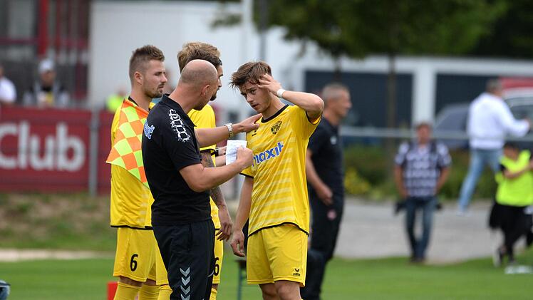 Timo Rost mit Torsch&uuml;tze Ivan Knezevic (rechts).  Foto: Peter Mularczyk