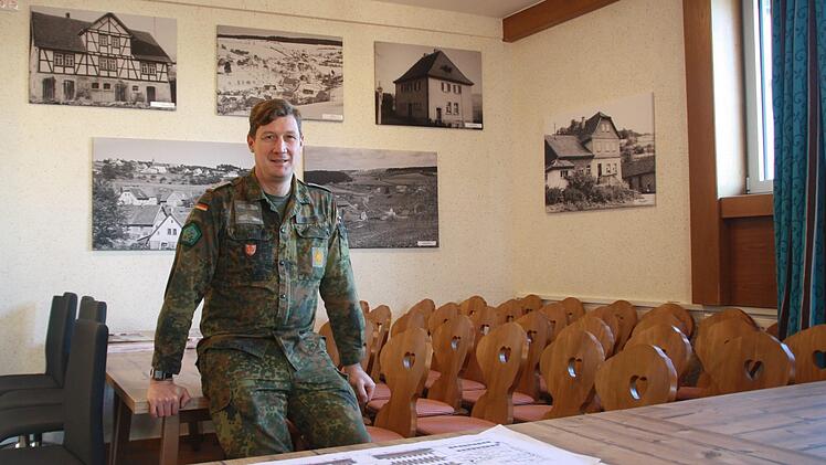 Thomas Knüttel in der Werbergstube. Die Räume in Haus Dammersfeld bekommen alle einen lokalen Bezug. Foto: Ulrike Müller