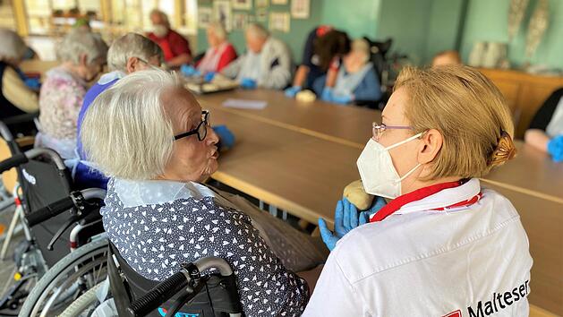 Die Seniorinnen und Senioren hatten viel Freude, beim gemeinsamen Backen dem langweiligen Alltag zu entfliehen.