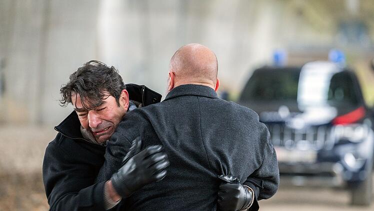 Verweifelter Ex-Mann des Opfers: Ingo Thiel (Heino Ferch, rechts) muss Stefano de Luca (Michele Cuciuffo) in die Schranken weisen.