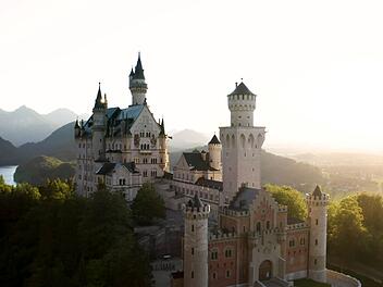 Neuschwanstein ist eines der beliebtesten Touristenziele in Deutschland und eine Architektur-Ikone mit Weltgeltung.