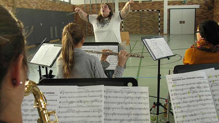 Mit vollem  Körpereinsatz  leitet Petra Kuschitka     die  jungen  Poxdorfer Musiker an. Foto: Niemann