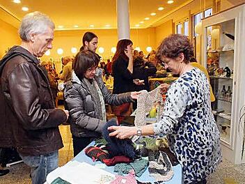 Selbstgestrickte Schals wurden für den guten Zweck verkauft. Elfi Fell vom Freundeskreis hat 49 Stück gestrickt.  Foto: Björn Hein