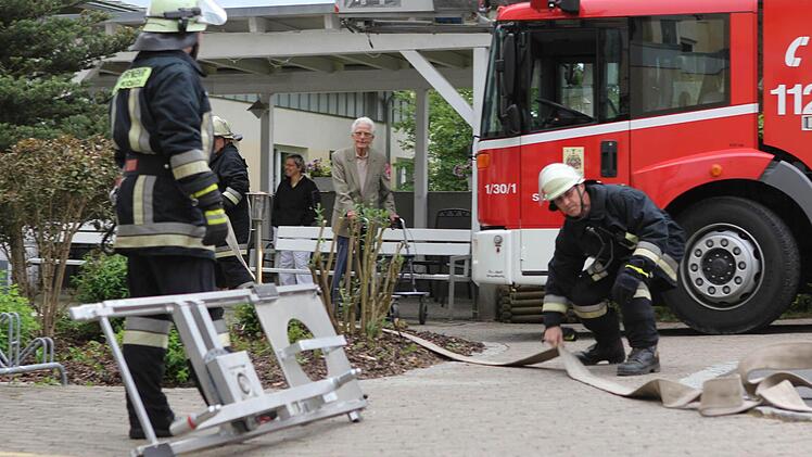 Eine Stunde lang arbeiteten die Feuerwehrmänner unter den Blicken einiger Heimbewohner.