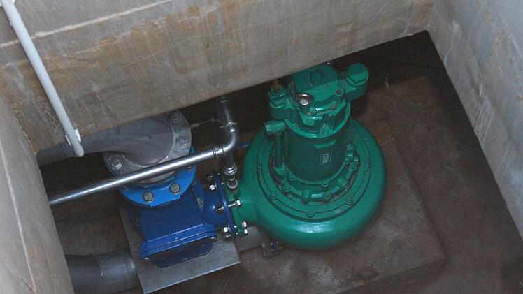 Die neue Pumpe ersetzt die blaue und ältere der jetzigen Pumpen.