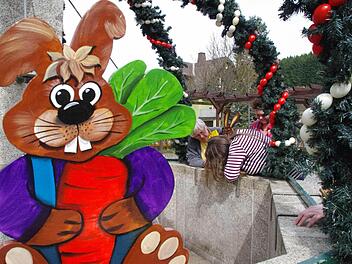 Freiwillige Helfer haben in Tettau den Osterbrunnen herausgeputzt und neu dekoriert. Fotos: Marco Meißner