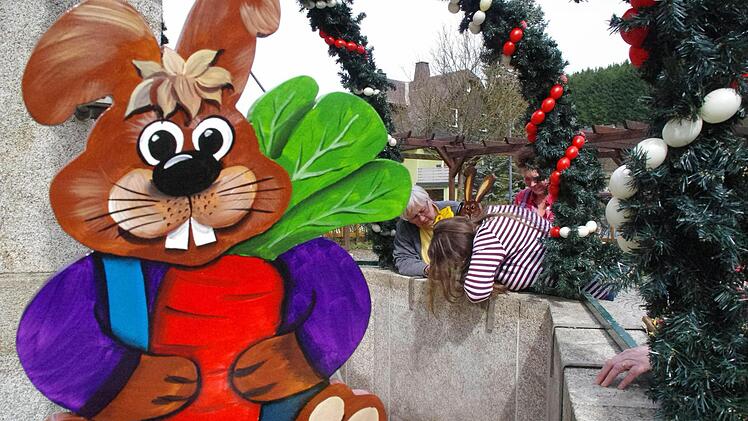 Freiwillige Helfer haben in Tettau den Osterbrunnen herausgeputzt und neu dekoriert. Fotos: Marco Meißner