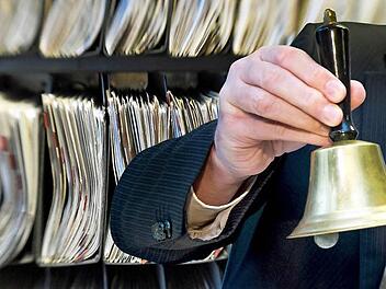 Am Donnerstag trifft sich der neue Kulmbacher Stadtrat zu seiner ersten Sitzung. Aber schon vorher gibt es Differenzen unter den Fraktionen, was die neue Geschäftsordnung angeht.  Fotos: dpa / Fotomontage: Carolin Höfler (BR)