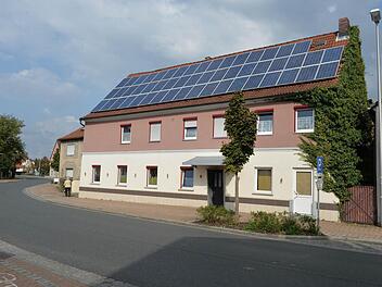 In diesem Haus an der Bamberger Straße in Hirschaid soll die Wohngruppe für elternlose Flüchtlinge aus Krisenländern entstehen. Foto: Roland Rinklef