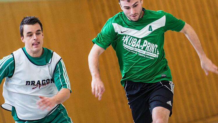Bayernligist TSV Neudrossenfeld ist am Sonntag bei der Endrunde der Kreismeisterschaft in Neudrossenfeld der höchstklassige Verein. Beim Rotmain-Cup in heimischer Halle traten die Neudrossenfelder zwar überwiegend mit Spielern aus der 2. und 3. Mannschaft an, waren aber trotzdem nicht zu schlagen. Hier verfolgt TSV-Neuzugang Daniel Herath (links/zuvor TSV Bindlach) den Mainleuser Eugen Abibullayev. Foto: Alexander Muck