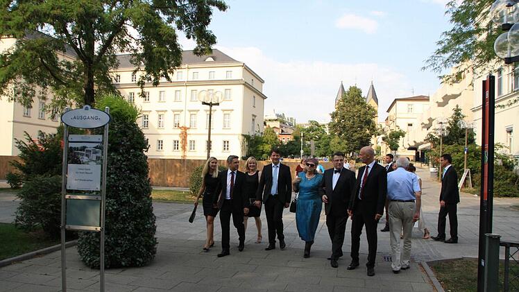 Vorbei am neuralgischen Punkt: Auf dem Weg vom Kaiserhof Victoria zum Regentenbau musste Minister Bausback auch an der leeren Fläche vorbei, auf der Kurhaushotel und Kurgastzentrum standen. Foto: Ralf Ruppert