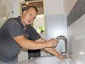 Lorenz Schodorf hat sich für seine Ausbildung ein sehr vielseitiges Handwerk ausgesucht. Er wird Anlagemechaniker für Sanitär-, Heizungs- und Klimatechnik. Foto: Heike Beudert