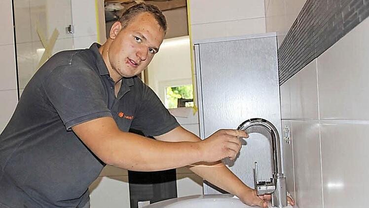Lorenz Schodorf hat sich für seine Ausbildung ein sehr vielseitiges Handwerk ausgesucht. Er wird Anlagemechaniker für Sanitär-, Heizungs- und Klimatechnik. Foto: Heike Beudert